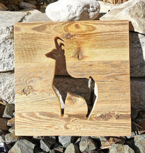 Laden Sie das Bild in den Galerie-Viewer, Altholz Wandbild Gams 30 x 30 cm